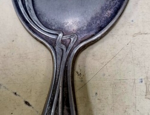 Miroir à main en métal argenté de style art nouveau