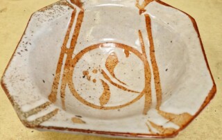 Petit plat creux en grès signé Tristan Chaillot
