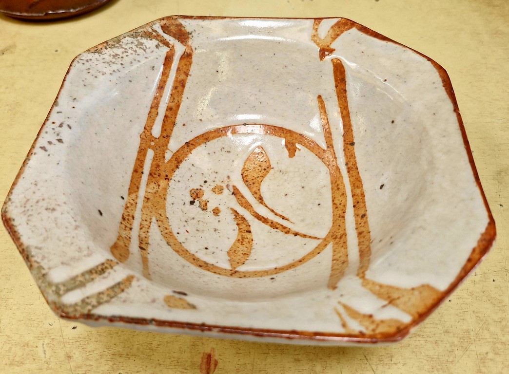Petit plat creux en grès signé Tristan Chaillot