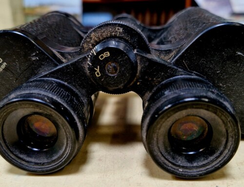 Paire de jumelles vintages fabriquées du temps de l&rsquo;URSS