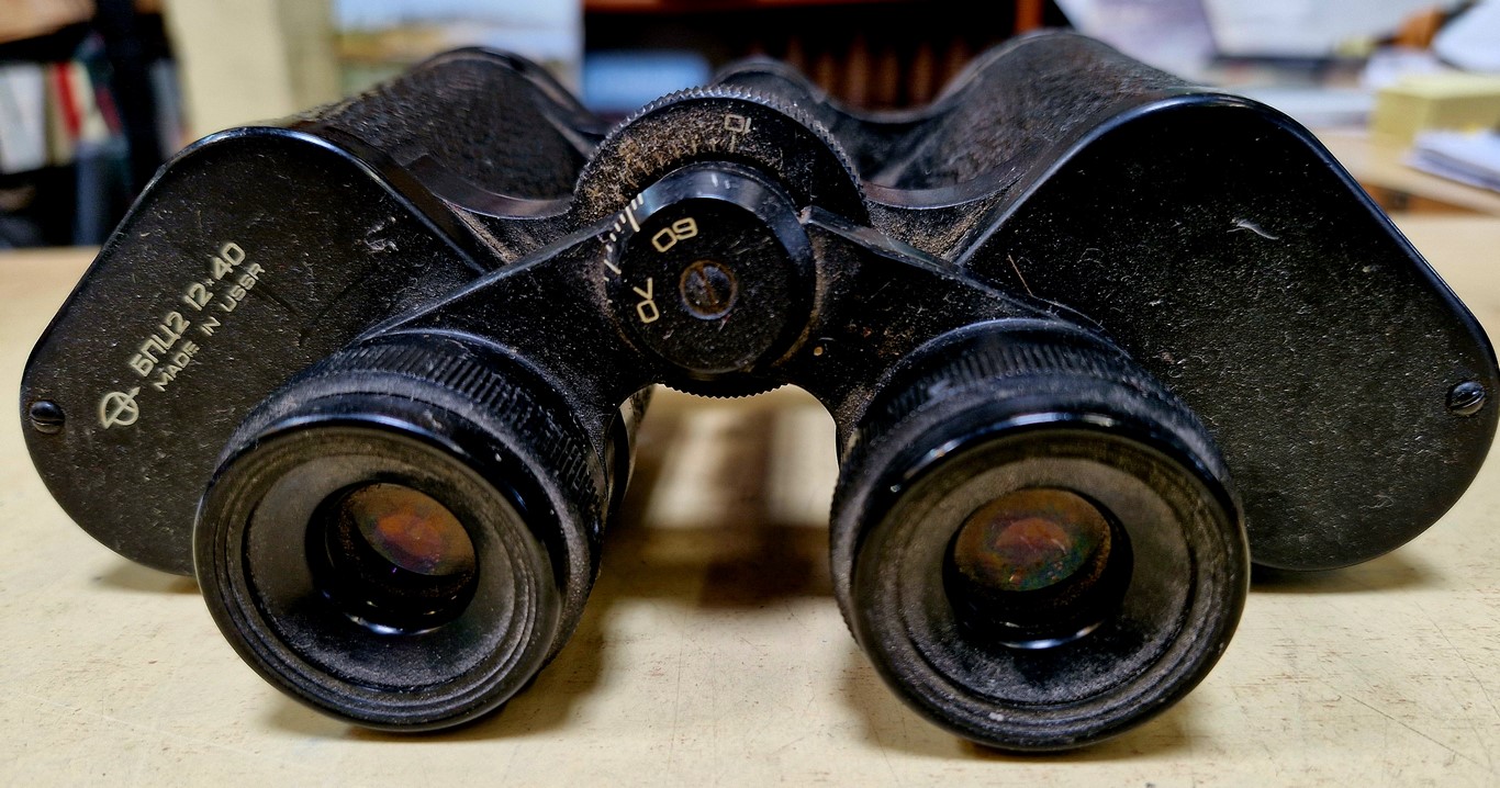 Paire de jumelles vintages fabriquées du temps de l'URSS