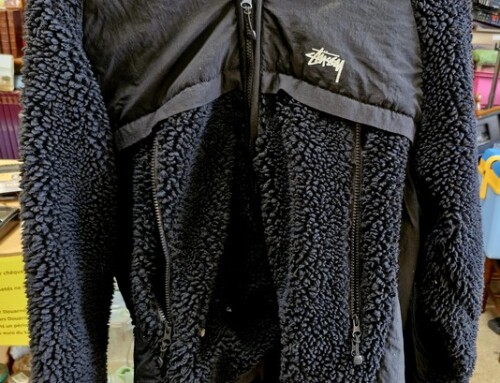 Blouson noir à capuche