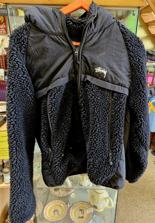 Blouson noir à capuche