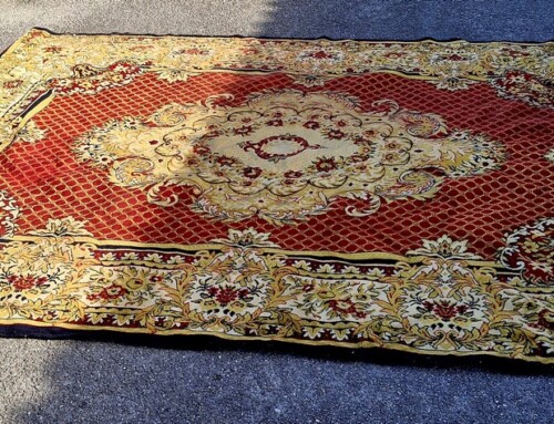 Grand tapis en laine (avec trous sur un côté)