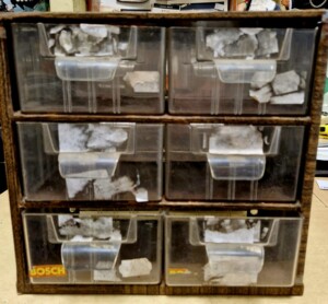 Rangement vintage à tiroirs en métal et plastique
