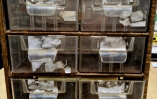 Rangement vintage à tiroirs en métal et plastique