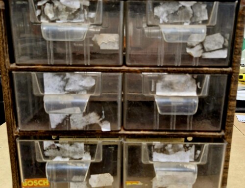 Rangement vintage à tiroirs en métal et plastique