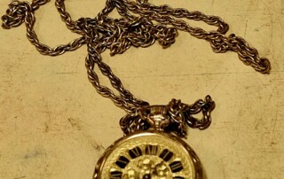 Montre mécanique en pendentif avec collier