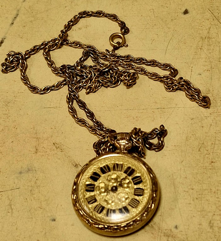 Montre mécanique en pendentif avec collier