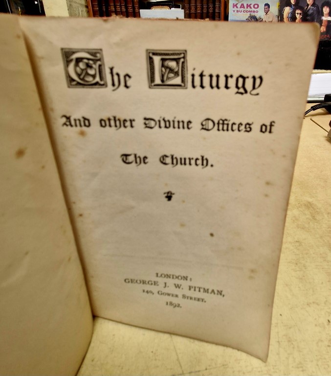 Livre en anglais "The Liturgy and other divine officesof the Church" paru en 1892