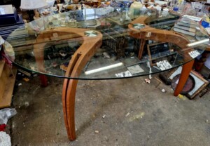 Grande table Design plateau en verre et pieds en bois
