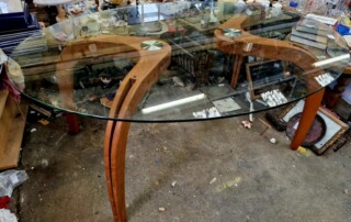Grande table Design plateau en verre et pieds en bois