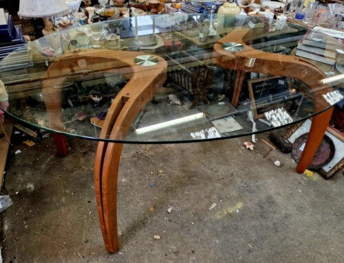 Grande table Design plateau en verre et pieds en bois