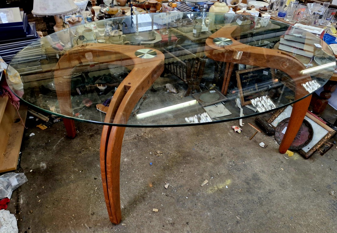 Grande table Design plateau en verre et pieds en bois
