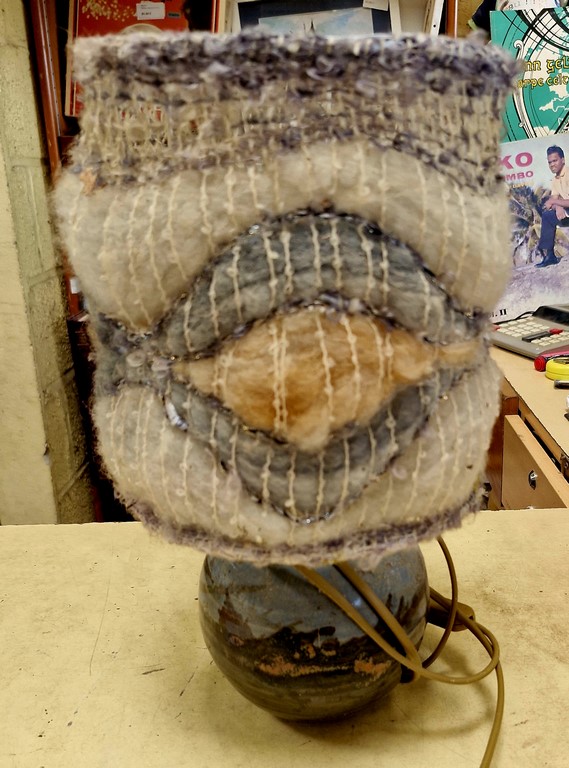 Lampe vintage en grès vernissé et abat-jour en laine