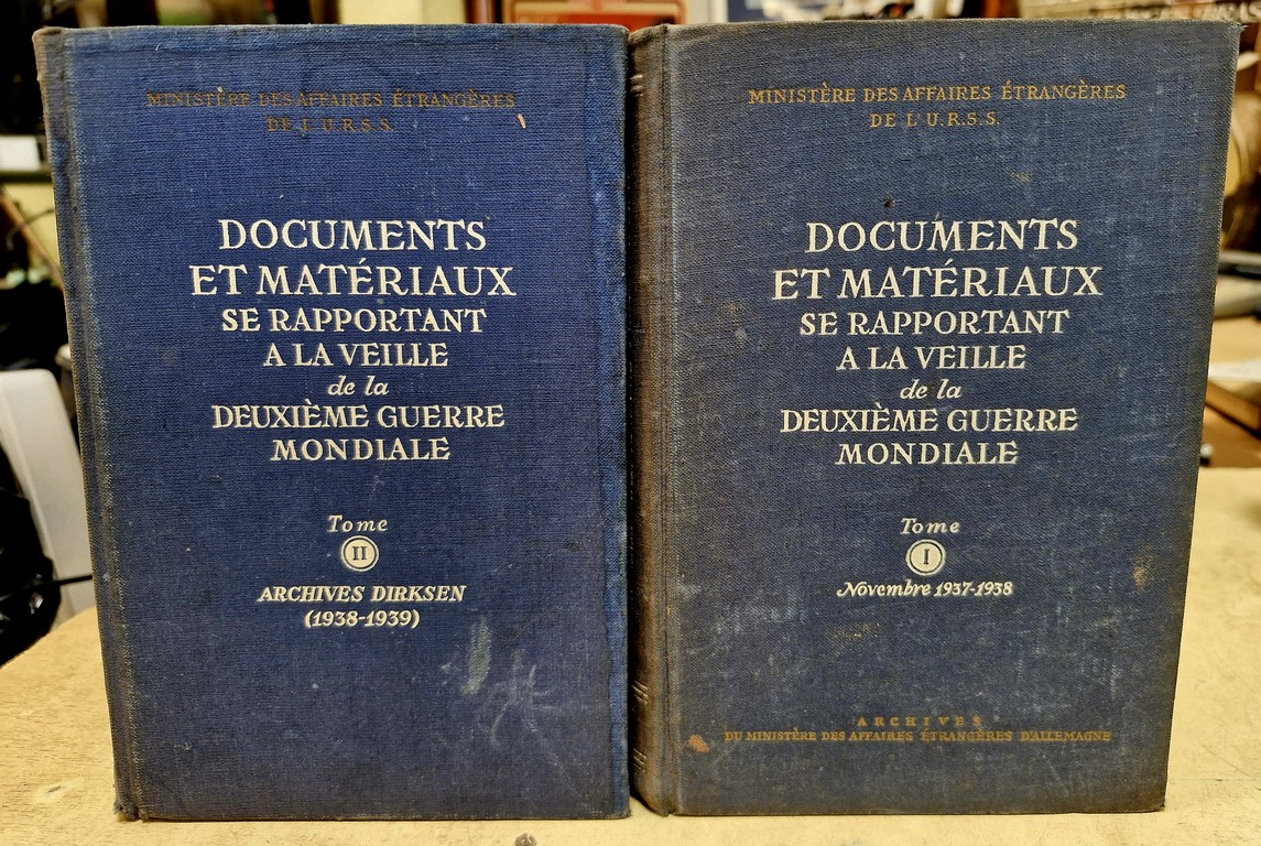 Livres en 2 tomes "Documents et matériaux se rapportant à la veille de la deuxième guerre mondiale"