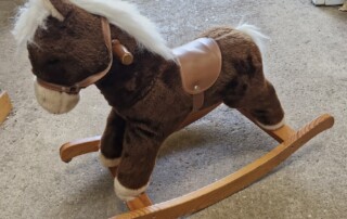 Cheval à bascule en peluche