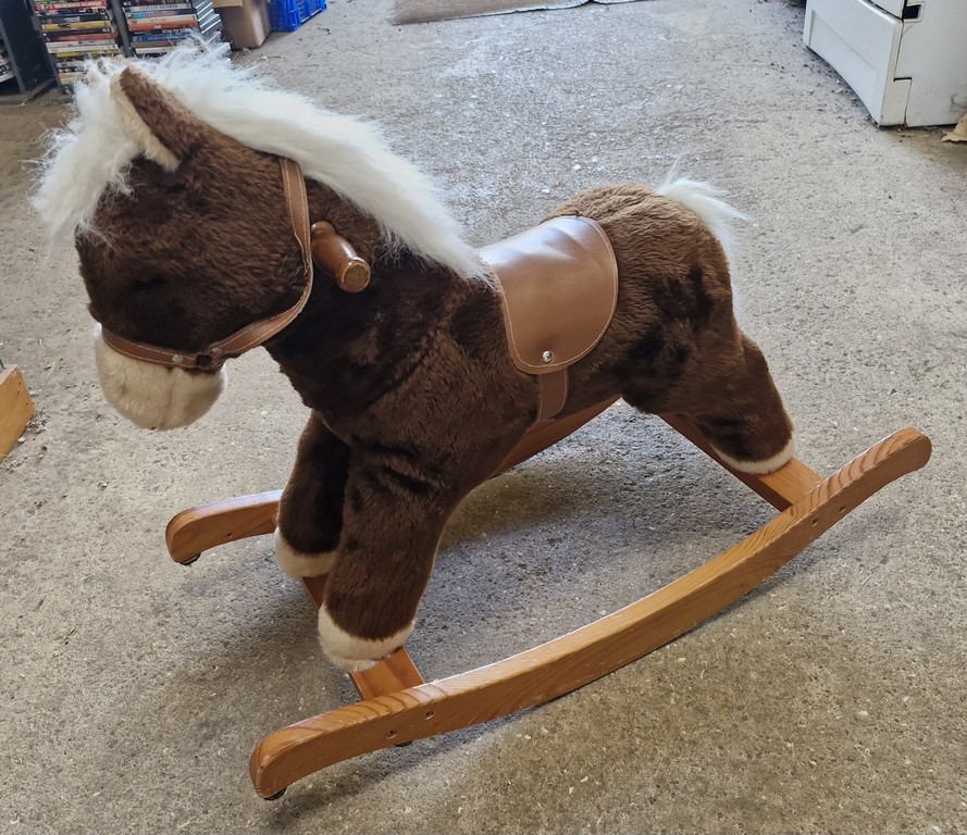 Cheval à bascule en peluche